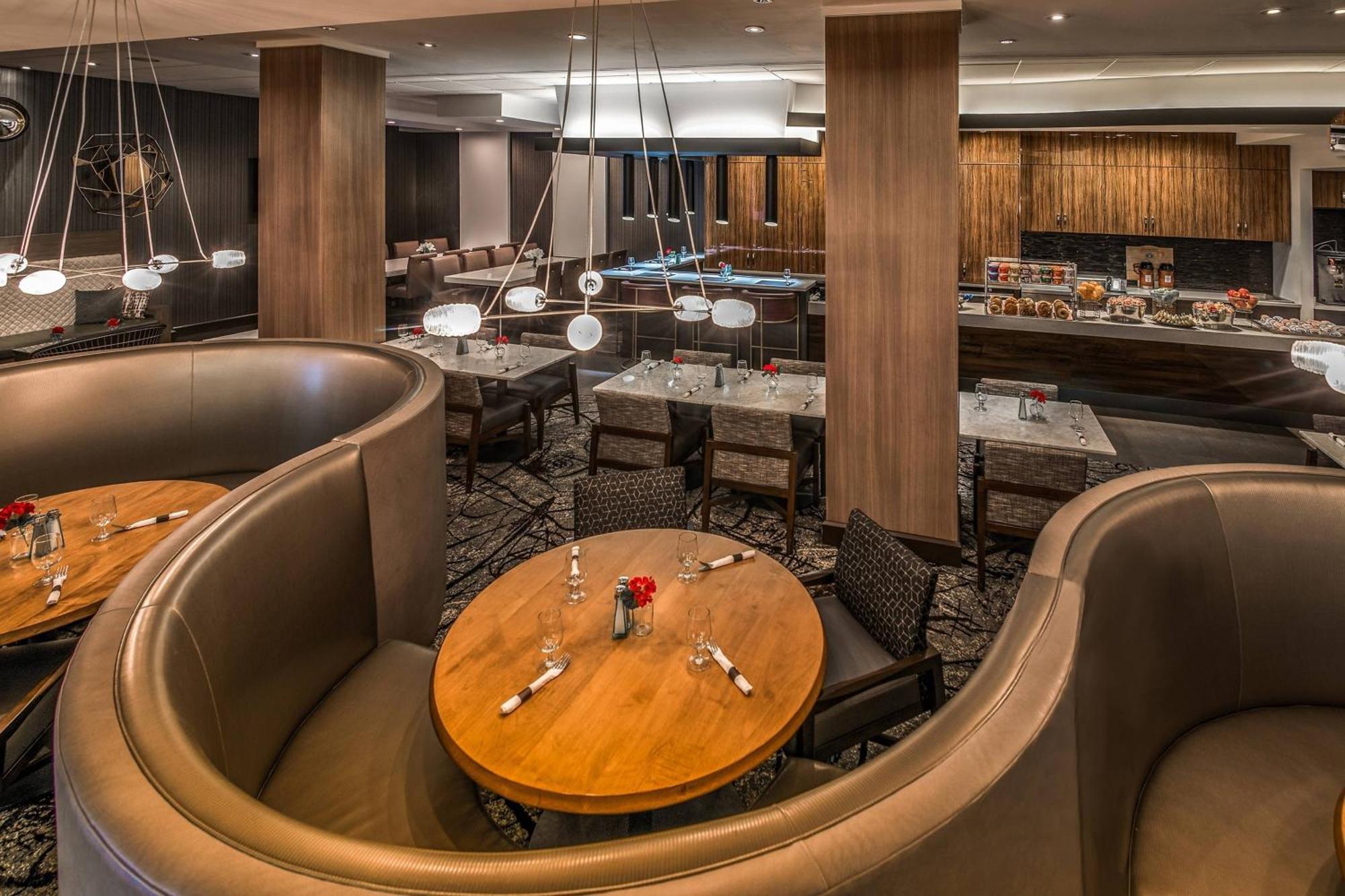 Отель Courtyard By Marriott Bethesda Chevy Chase Экстерьер фото