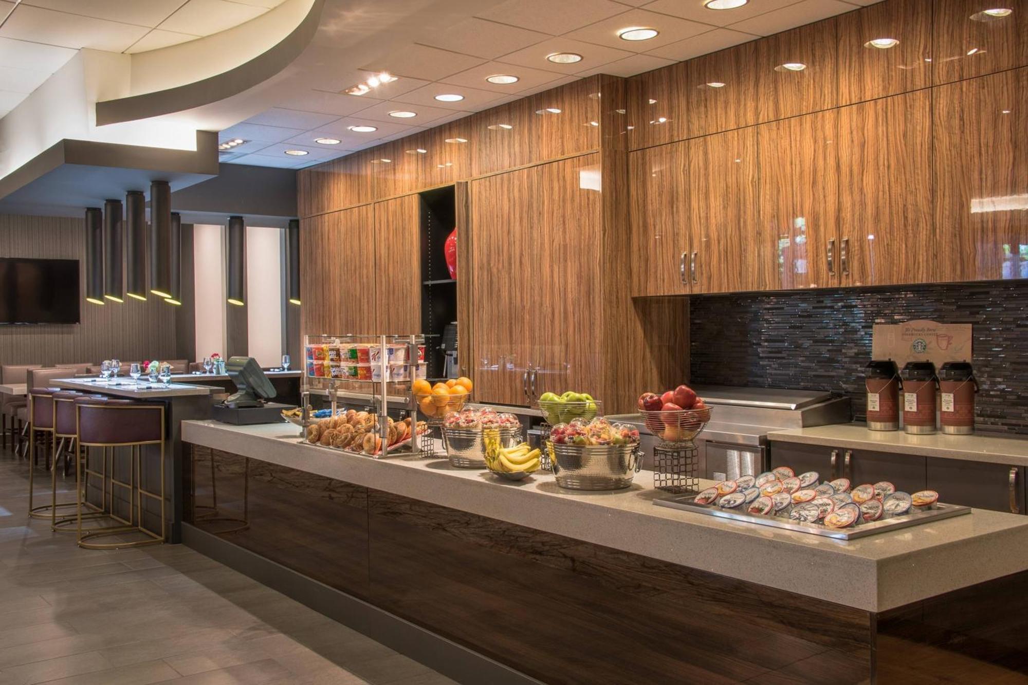 Отель Courtyard By Marriott Bethesda Chevy Chase Экстерьер фото