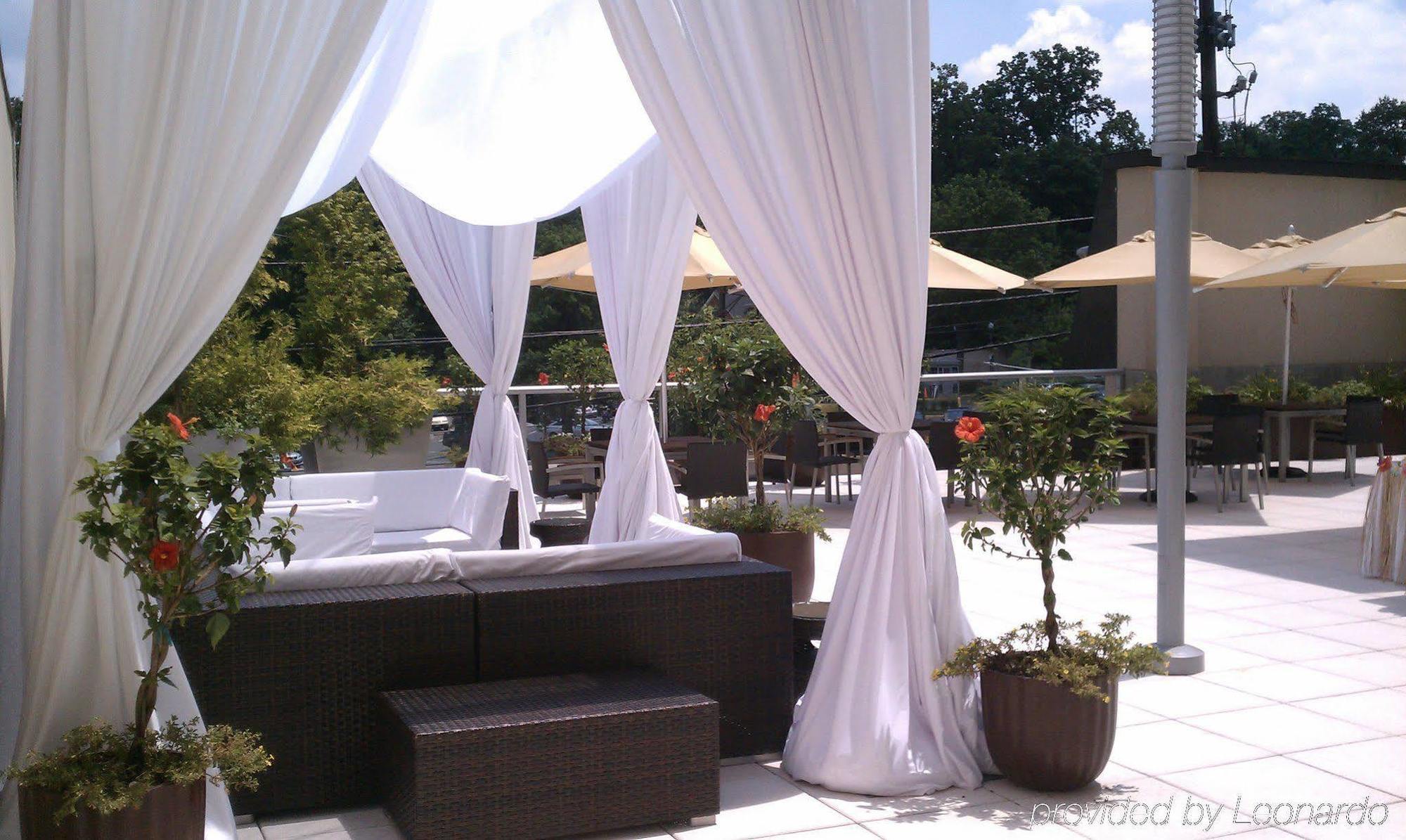 Отель Courtyard By Marriott Bethesda Chevy Chase Экстерьер фото