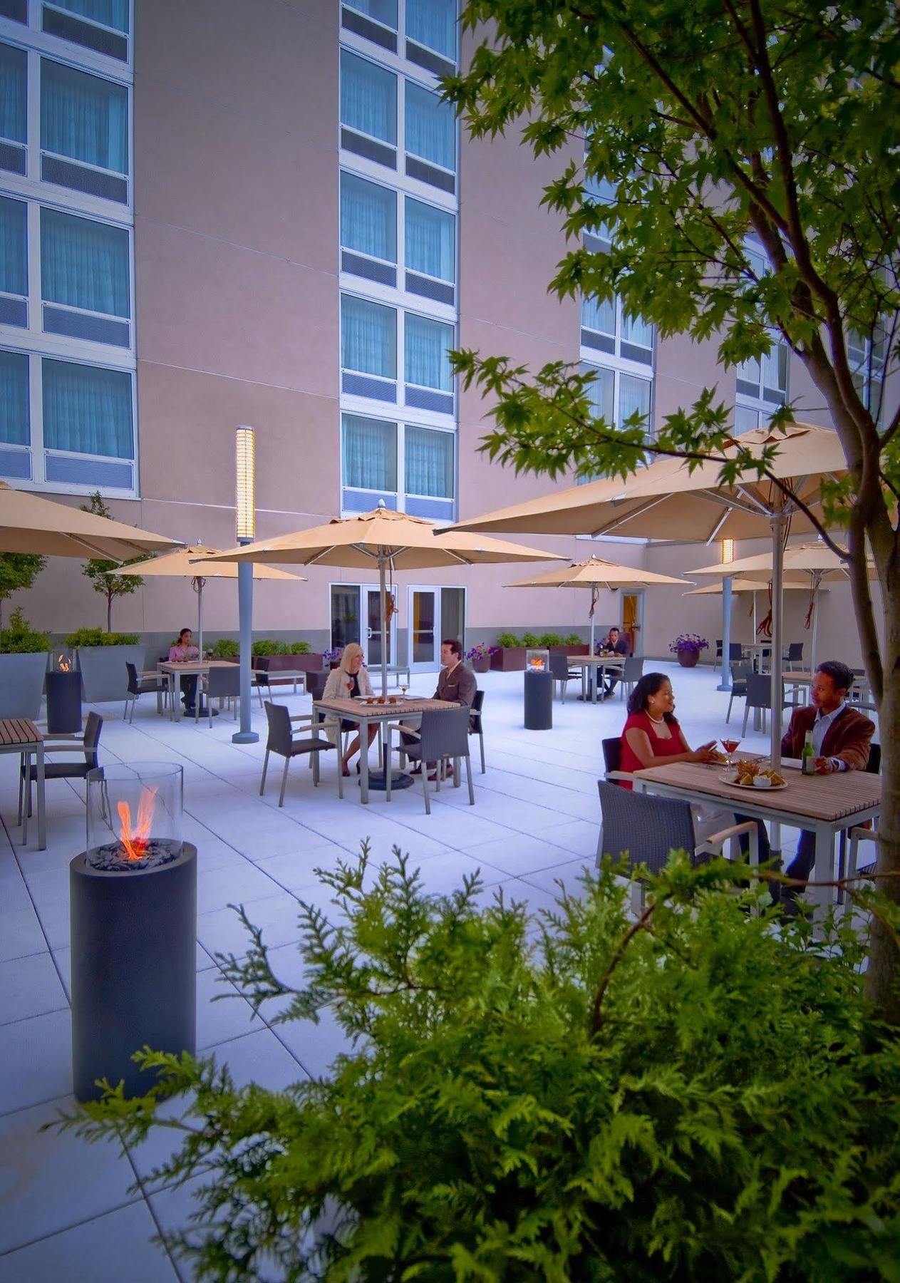 Отель Courtyard By Marriott Bethesda Chevy Chase Экстерьер фото