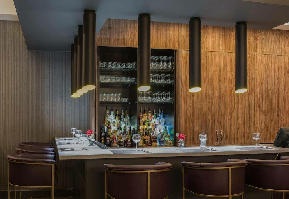 Отель Courtyard By Marriott Bethesda Chevy Chase Экстерьер фото